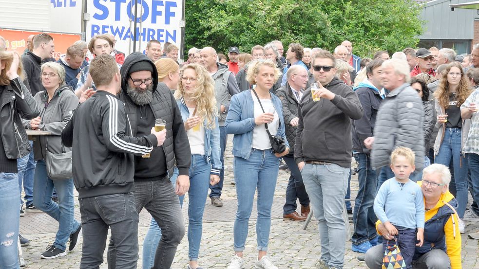 Am Georgswall in Aurich fand erstmals eine Vatertagsparty statt. Die Stimmung war den ganzen Tag gut. Foto: Kim Hüsing