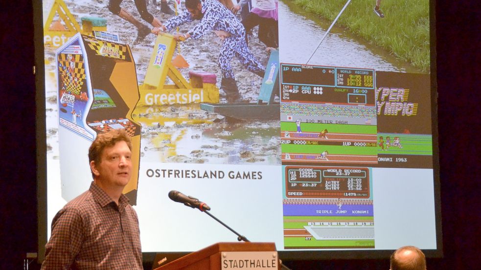 Oliver Knagge von der Ostfriesland Tourismus GmbH berichtete in der Auricher Stadthalle über neue Ideen. Foto: Aiko Recke