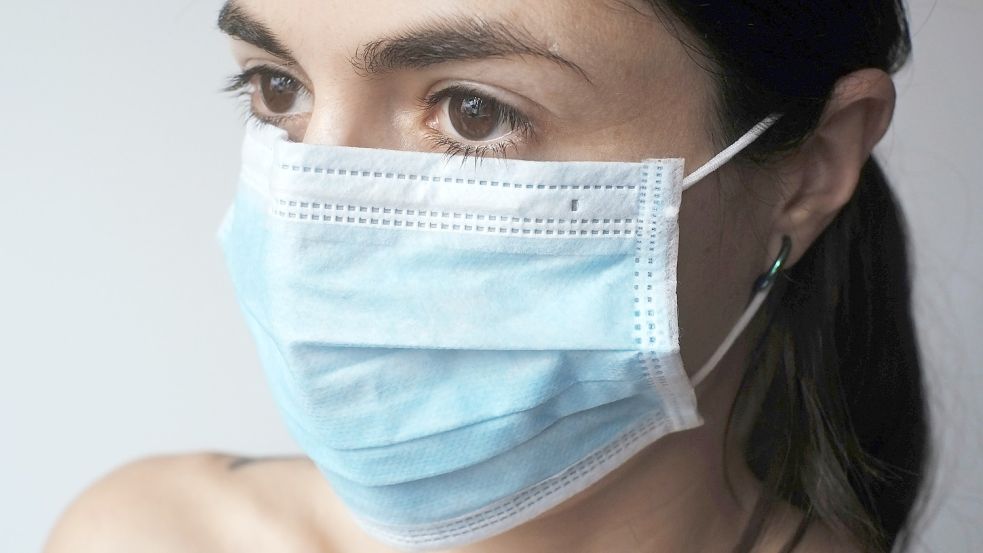 Für Besucher der Kliniken reichen nun auch solche OP-Masken aus. Foto: Pixabay