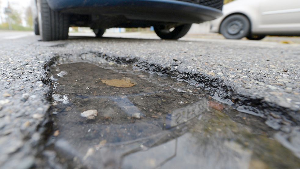 Straßenschäden gibt es in Ihlow genug. Der Bauausschuss hat sich darauf geeinigt, wo Sanierungen am dringendsten sind. Foto: DPA