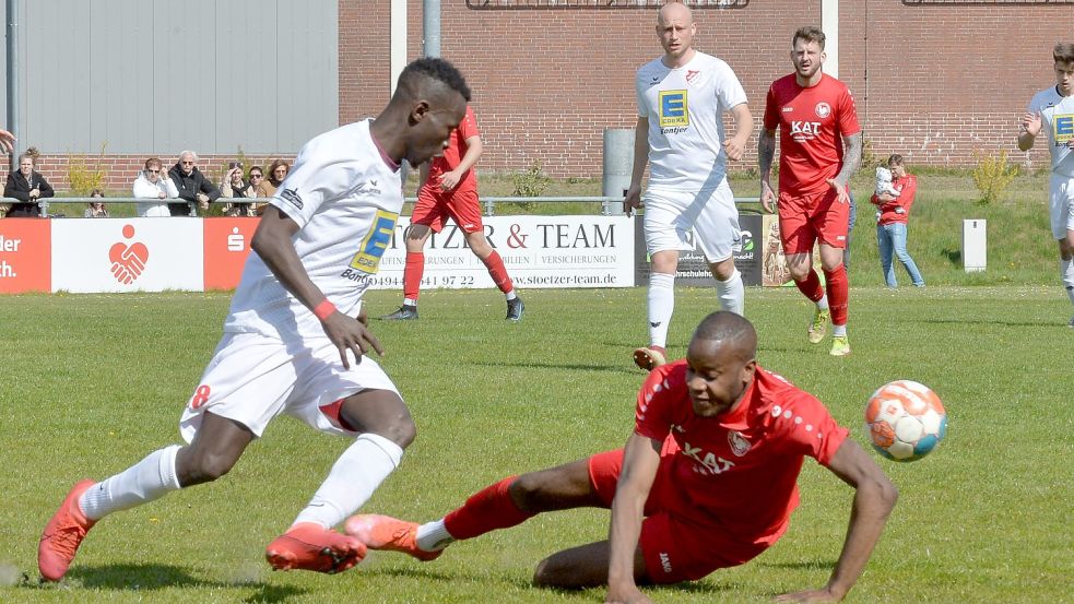 Das Hinspiel zwischen Wiesmoor und Aurich war eine klare Sache. Die Wiesmoorer setzten sich 4:0 durch. In dieser Szene um kurvt der Auricher Mustapha Camara (links) den Wiesmoorer Bertony Konda. Im Hintergrund verfolgen Christian Willms und Jürgen Zimmermann (rechts) das Geschehen. Foto: Bernd Wolfenberg