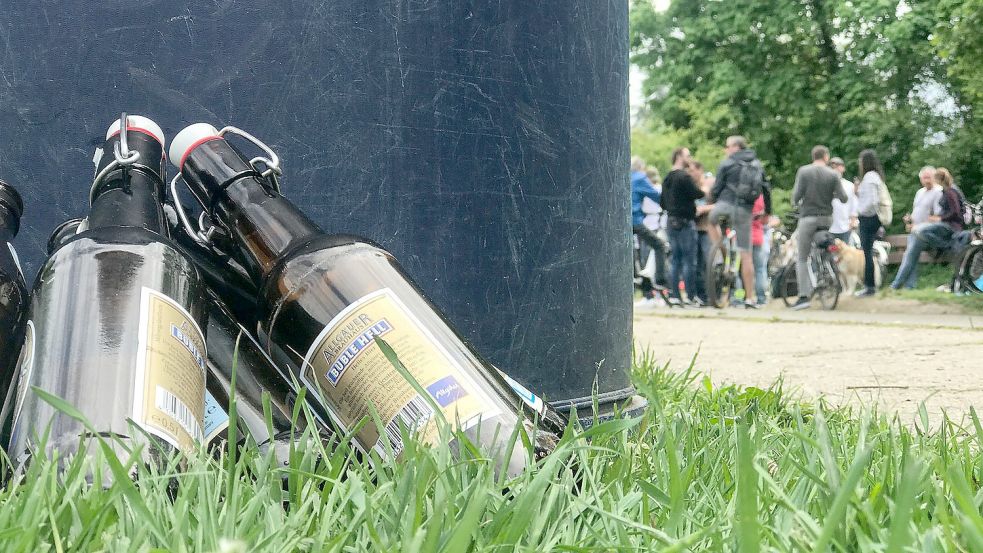 Bierflaschen lehnen an einem Mülleimer, ein alltägliches Bild am Vatertag. Foto: DPA