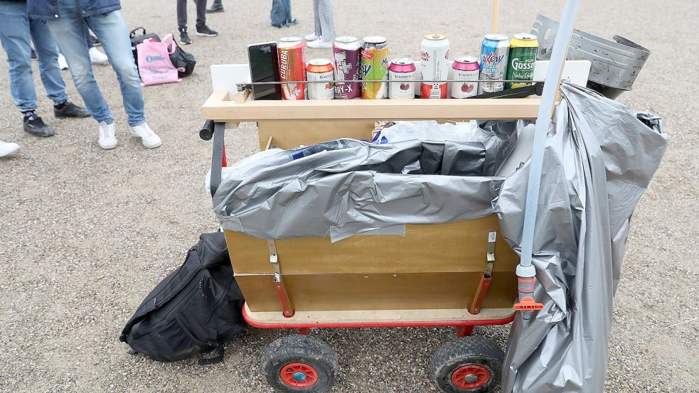 Mit Bollerwagen ziehen Väter und junge Leute am Himmelfahrtstag umher und suchen Gelegenheiten zur Einkehr. Rund um Aurich wird wieder einiges geboten. Foto: DPA