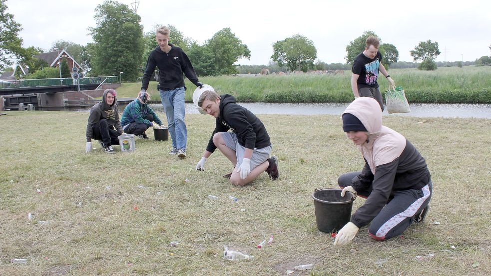 Fleißige Helfer sammeln Müll. Foto: Karin Böhmer