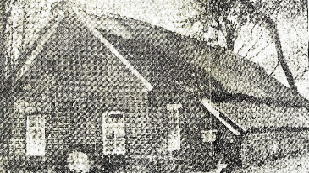 Das Fischerhaus stand in einer sogenannten Leegde, die bis zur Flurbereinigung 1959 noch laufend überschwemmt wurde. In der Nähe stand eine Wasserschöpfmühle. Repros: Gerd-Arnold Ubben