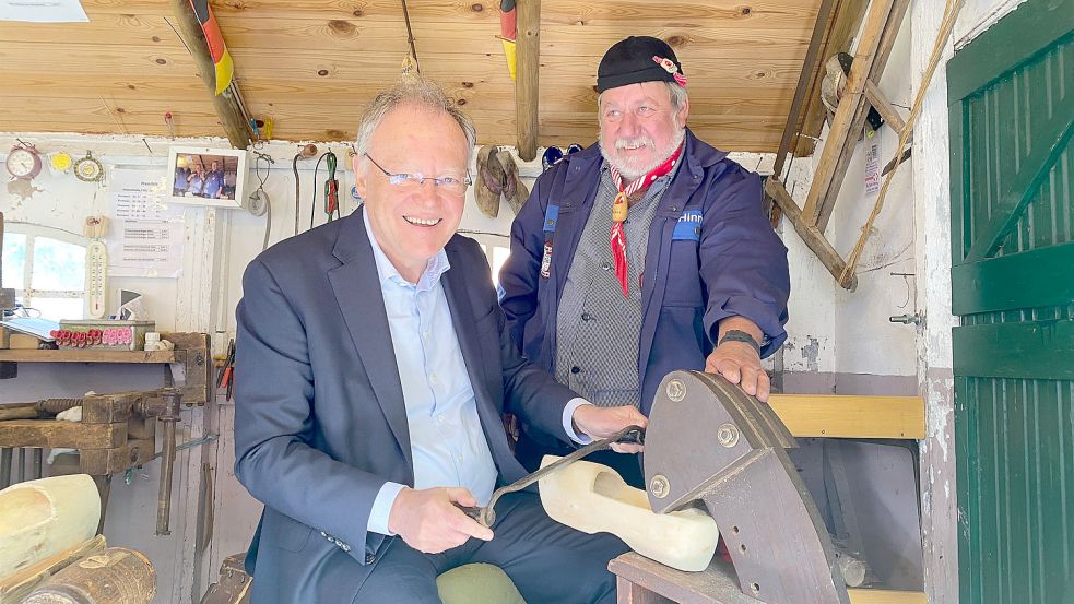 Erneut hoher Besuch: Auf einem Wagen des Rollenden Museums versuchte sich Stephan Weil im Schnitzen von Holzschuhen. Im vergangenen Jahr war bereits Bundespräsident Frank-Walter Steinmeier zu Gast bei den Handwerkern.Foto: Holger Janssen