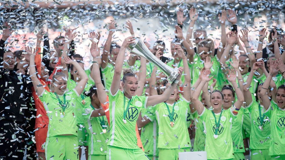 Die Spielerinnen vom VfL Wolfsburg gewinnen zum neunten Mal den DFB-Pokal und jubeln bei der Siegerehrung. Foto: dpa/Fabian Strauch