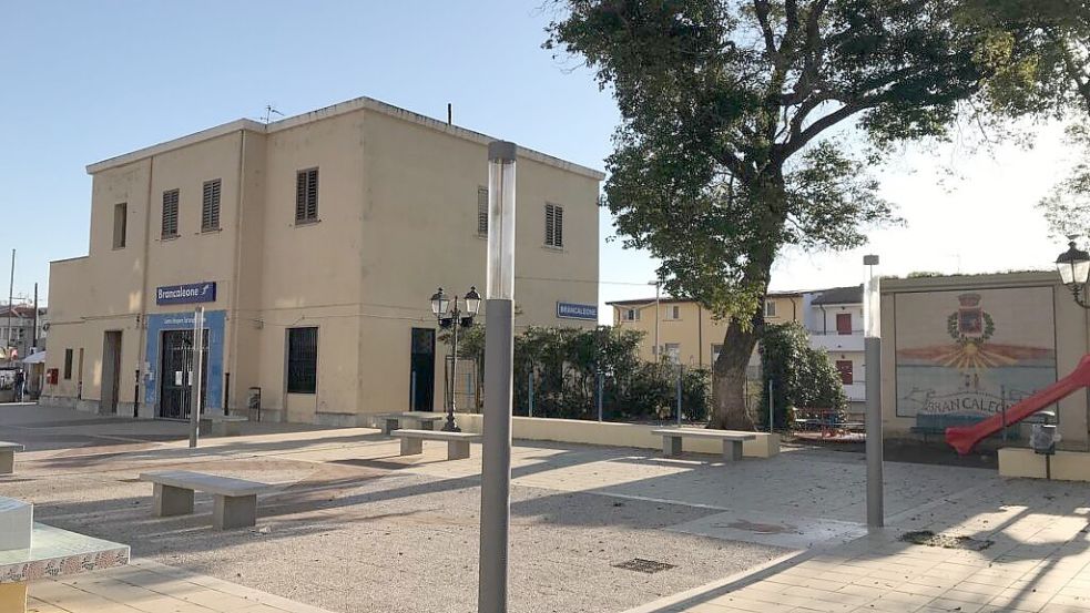 Auf den ersten Blick unscheinbar: Das Schildkrötenkrankenhaus befindet sich im Bahnhofsgebäude des kalabrischen Küstenortes Brancaleone. Foto: Carolin Hlawatsch