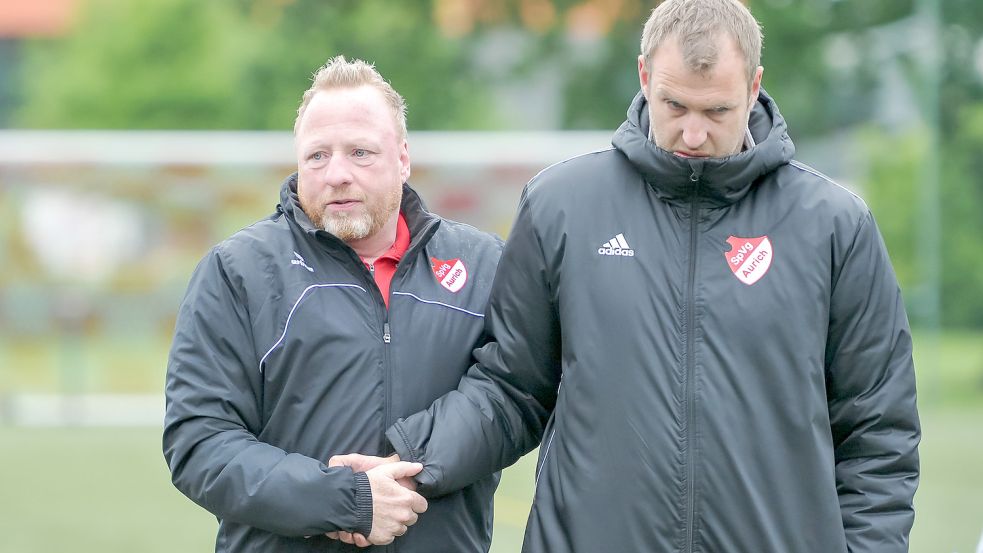 Das Auricher Trainergespann Frank Korte (links) und Stefan Wilts mussten geduldig warten. Nach dem Siegtreffer in der Schlussphase fiel die Anspannung ab.