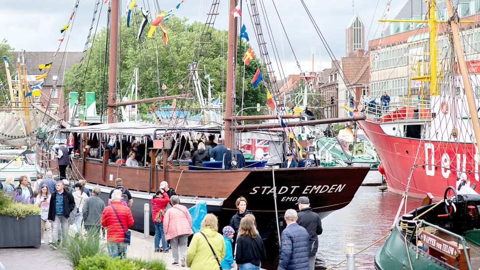 Zahlreiche Besucher gehen während der Emder Matjestage an historischen Schiffen am Delft vorbei. Foto: DPA