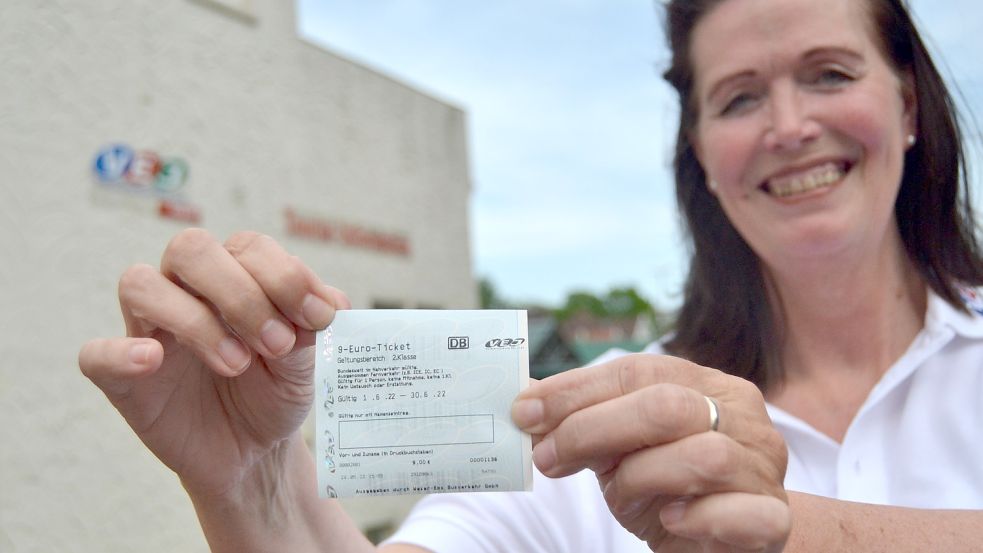 Die Freude auf die Fahrt mit dem Neun-Euro-Ticket ist groß, auch bei Carolin Andersohn als Mitarbeiterin des VEJ in Aurich. Foto: Neelke Harms