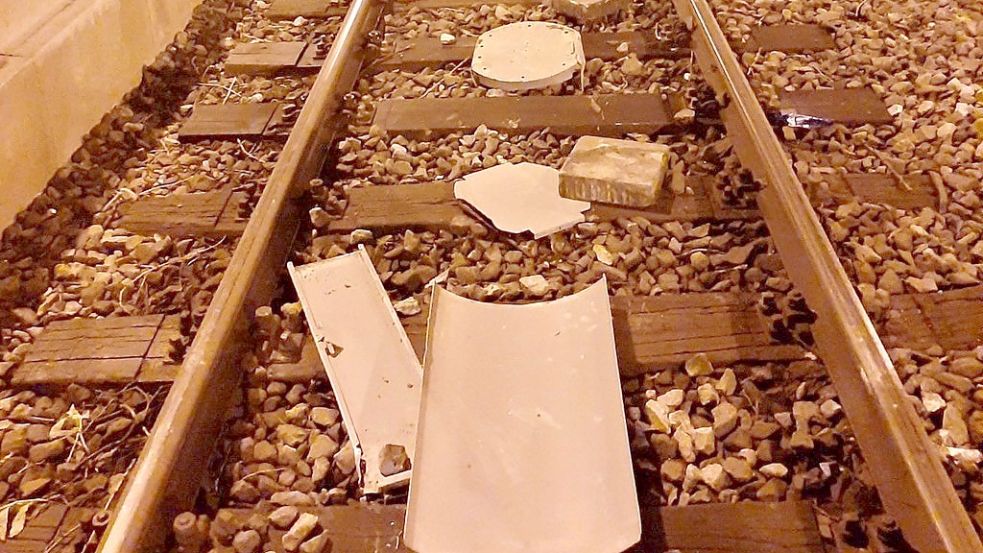 Der Mülleimer wurde bei dem Zusammenstoß mit dem Zug zerstör. Foto: Bundespolizei