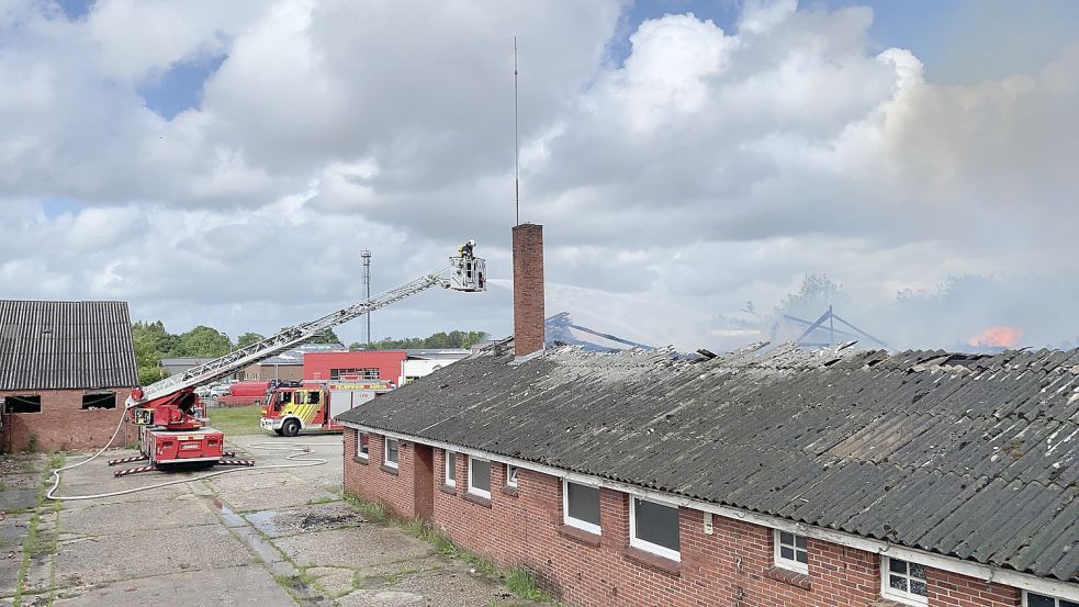 Von mehreren Seiten, unter anderem von der Auricher Drehleiter aus, rückten die Einsatzkräfte dem Brand zuleibe. Foto: Feuerwehr Aurich