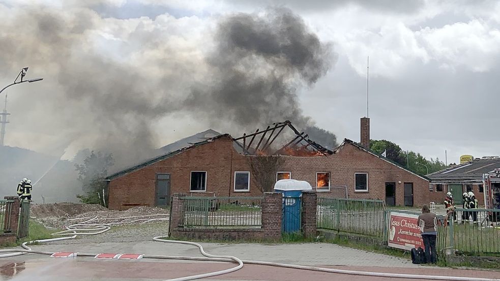 Die Eternitplatten splitterten bei der Hitze. Sie sind asbesthaltig. Foto: Feuerwehr Aurich