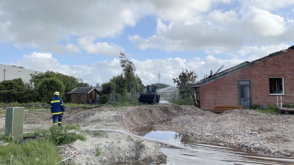 Die Halle wurde im hinteren Teil bereits abgebrochen. Das Feuer traf den noch stehenden Teil am Wallster Weg. Foto: Feuerwehr Aurich