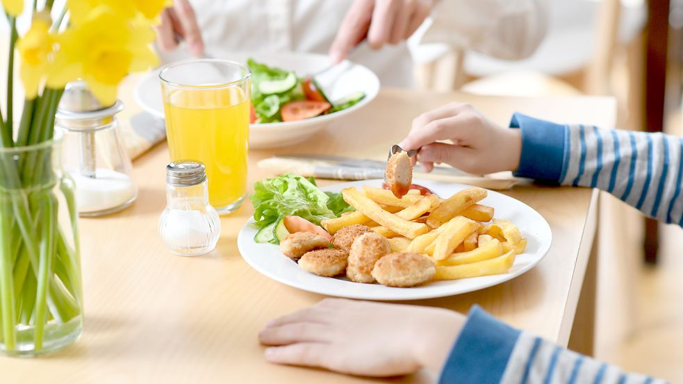 Kinder sind in einem Hotelrestaurant auf Langeoog nicht mehr willkommen. In anderen Lokalen gibt es auf sie abgestimmte Speisekarten. Foto: DPA