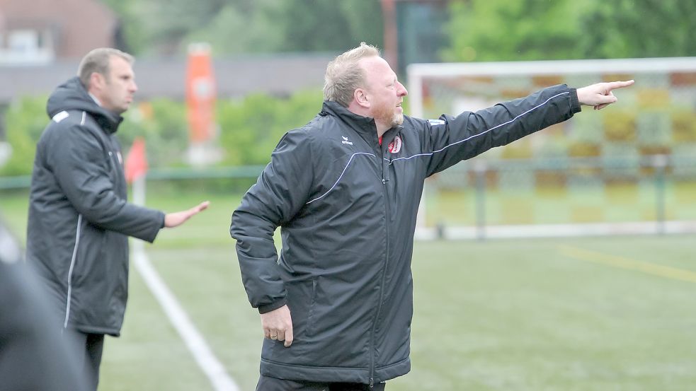 Nach der Entlassung von Trainer Wilfrid Böhling trainieren Frank Korte (rechts) und Stefan Wilts seit drei Wochen kommissarisch die abstiegsbedrohte SpVg Aurich. Der Verein sucht für die neue Saison einen Trainer. Die Trainerfrage ist eng verknüpft mit dem Ausgang des letzten Spiels der Auricher in Borssum. Foto: Stephan Friedrichs