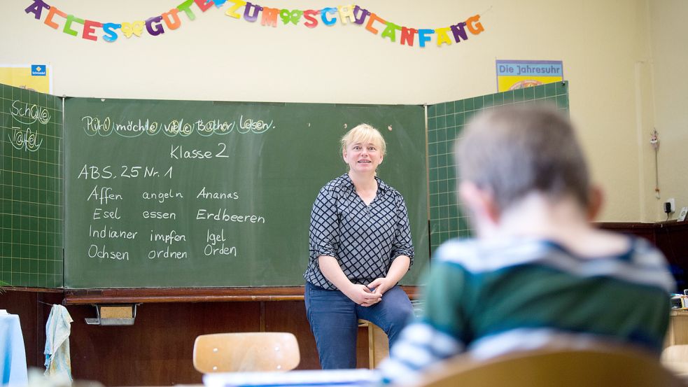 In Hamburg werden Lehrkräfte an Grundschulen noch nicht so gut bezahlt wie an anderen Schulformen. Foto: dpa/Julian Stratenschulte