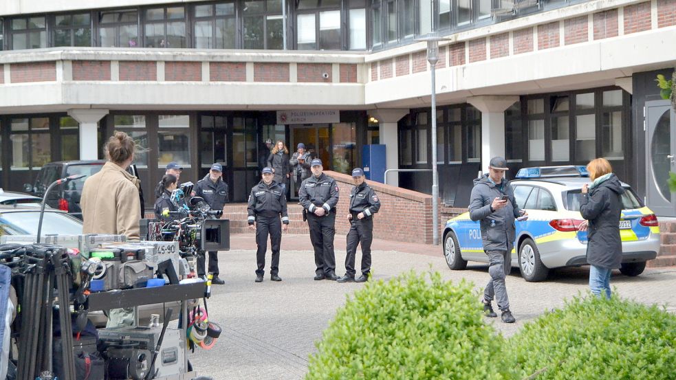 Vor dem Rathaus in Aurich wurde am Montagvormittag gedreht. Foto: Neelke Harms