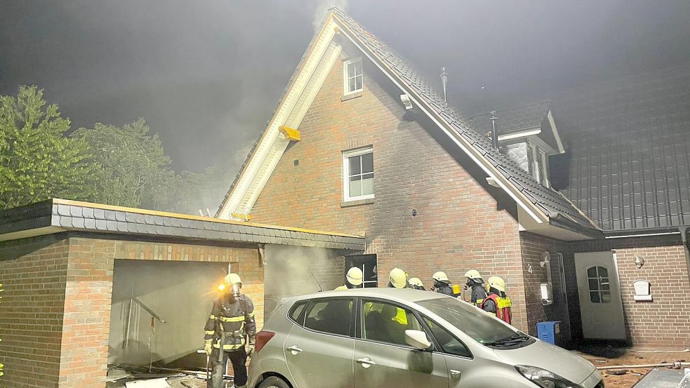 Durch eine gezielte Öffnung des Daches konnten die Einsatzkräfte den Brand schnell unter Kontrolle bringen. Foto: S. Schmidt