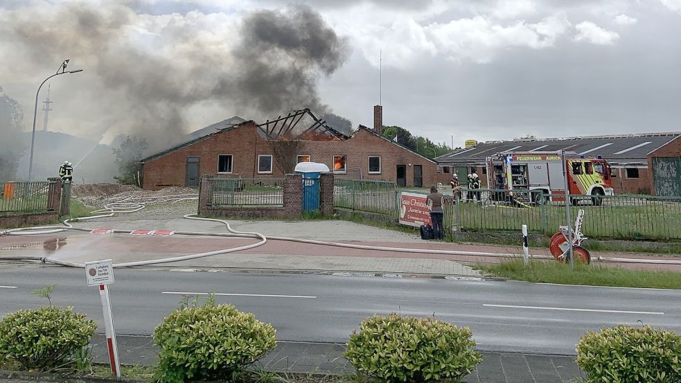 Die Eternitplatten splitterten bei der Hitze. Sie sind asbesthaltig. Foto: Feuerwehr Aurich