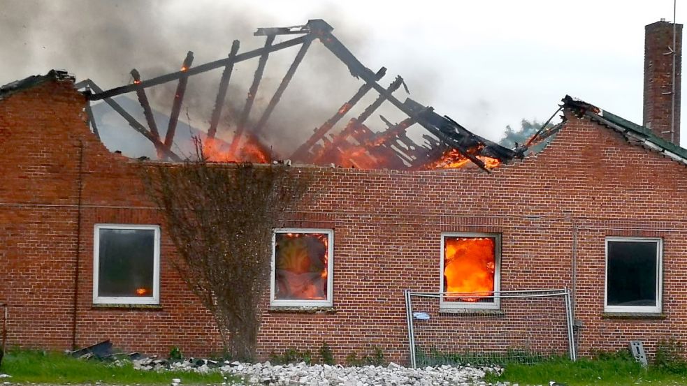 In dem alten VOSt-Gebäude lodern die Flammen. Foto: Karin Böhmer