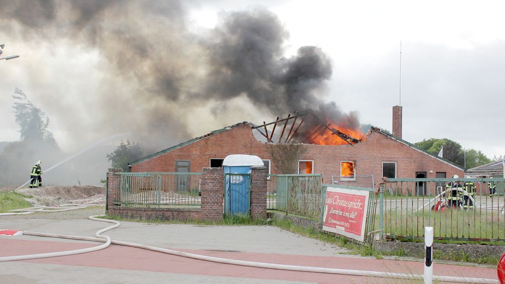 Die Flammen schlugen aus dem Gebäude. Foto: Karin Böhmer