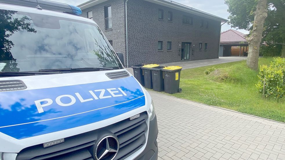 Mehrere Polizeibeamte durchsuchten am Dienstagvormittag eine Wohnung in Aurich. Foto: Heino Hermanns