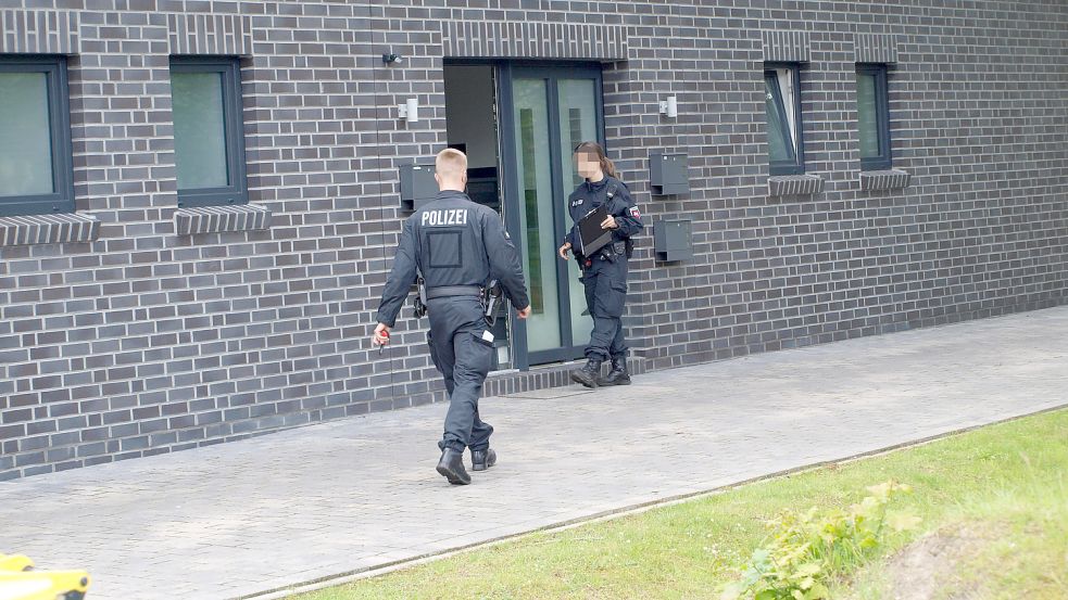 Mindestens sechs Beamte waren in Aurich im Einsatz. Foto: Heino Hermanns