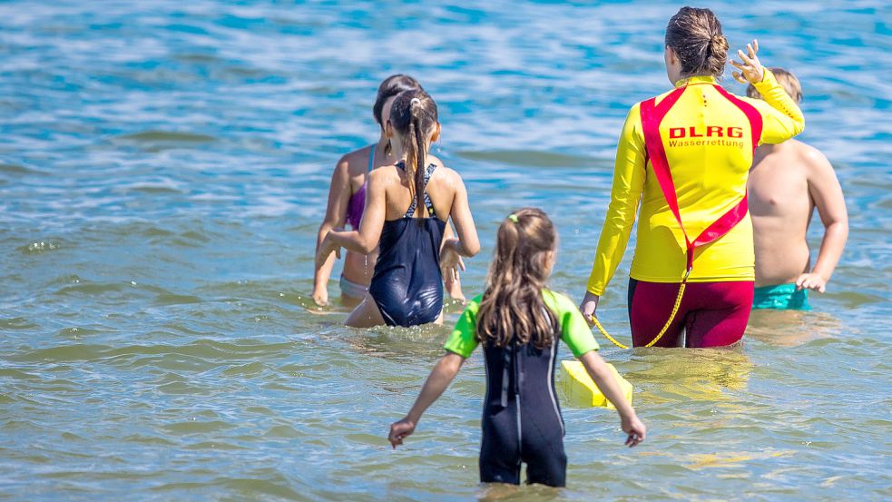 Die DLRG bietet auch im Landkreis Aurich zahlreiche Schwimmkurse an. Die Nachfrage reiße nicht ab, so Sprecher Michael Rieken. Foto: DPA
