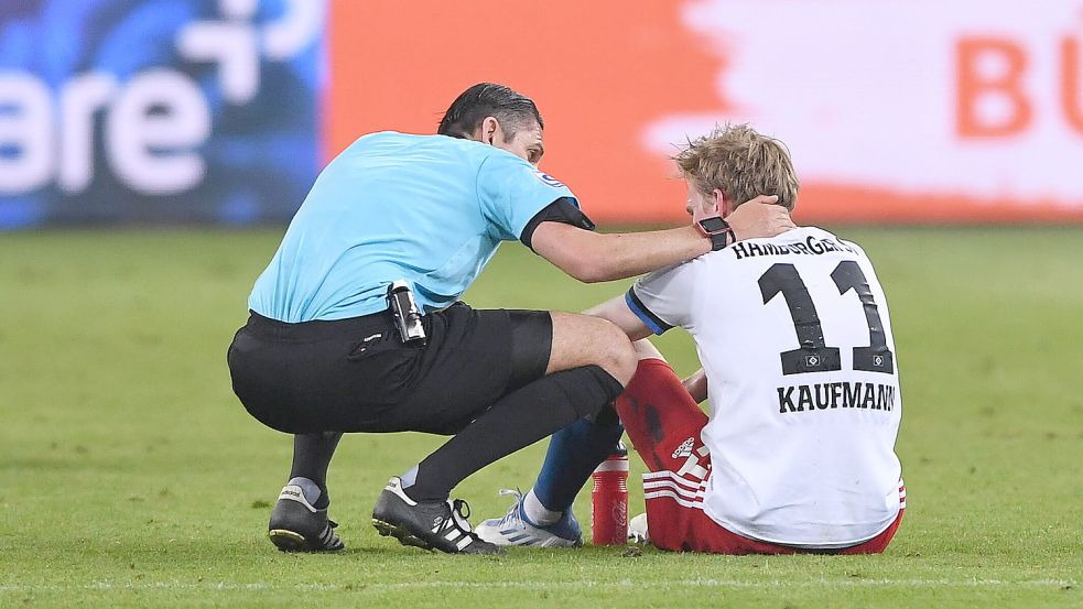 Schiedsrichter Deniz Aytekin, tröstet den Hamburger Mikkel Kaufmann. Foto: imago/Revierfoto