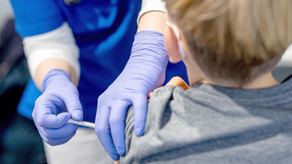 Ein Junge lässt sich gegen das Coronavirus impfen. Dafür gibt es nun eine Empfehlung für alle Fünf- bis Elfjährigen. Foto: DPA