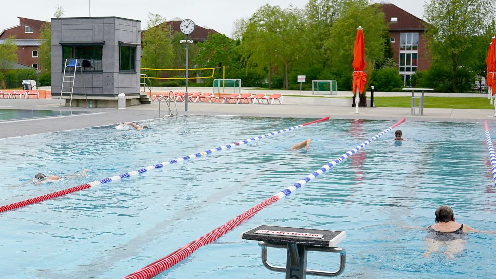 Die Auricher Ratsfrau Heidrun Weber schlug vor, im Sommer entweder nur den Außen- oder Innenbereich des Schwimmbades zu öffnen. Foto: Helmut Vortanz