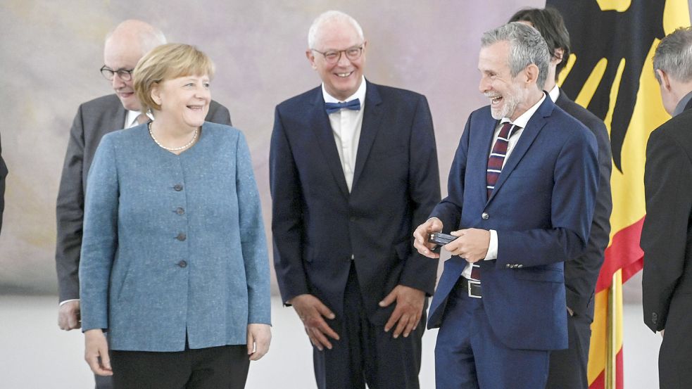 Angela Merkel (links) bei der Verleihung des Verdienstkreuzes 1. Klasse des Verdienstordens der Bundesrepublik Deutschland am 3. Mai an Ulrich Matthes (rechts). Foto: imago-images/Future Image
