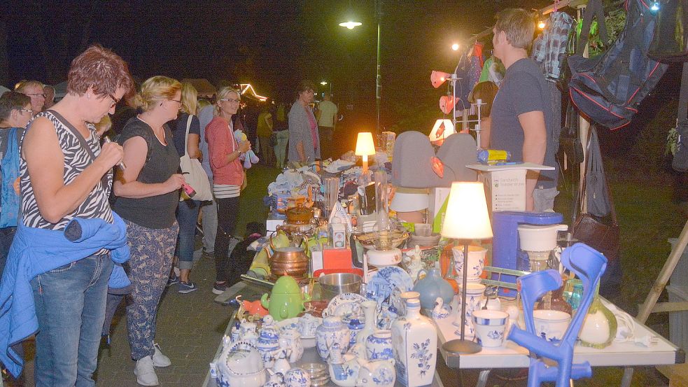 Der Riesenflohmarkt in Simonswolde zählte vor der Pandemie auch nachts zahlreiche Besucher. Foto: Gerd-Arnold Ubben