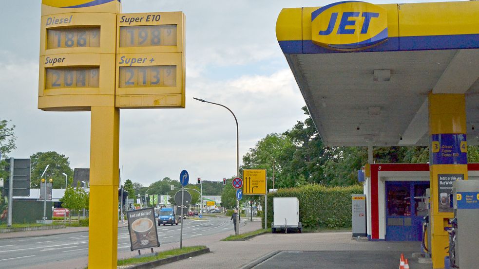 Erst gegen Mittag sanken die Preise etwas stärker - so, wie hier bei der Jet-Tankstelle in Aurich. Am Morgen war noch kaum ein Unterschied zu den Vortagen spürbar. Foto: Neelke Harms