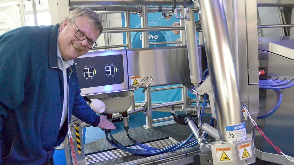 Erich Fluß preist auf der Landwirtschaftsmesse in Tannenhausen einen modernen Melkroboter an. Er soll den Bauern zu mehr Lebensqualität verhelfen. Foto: Aiko Recke