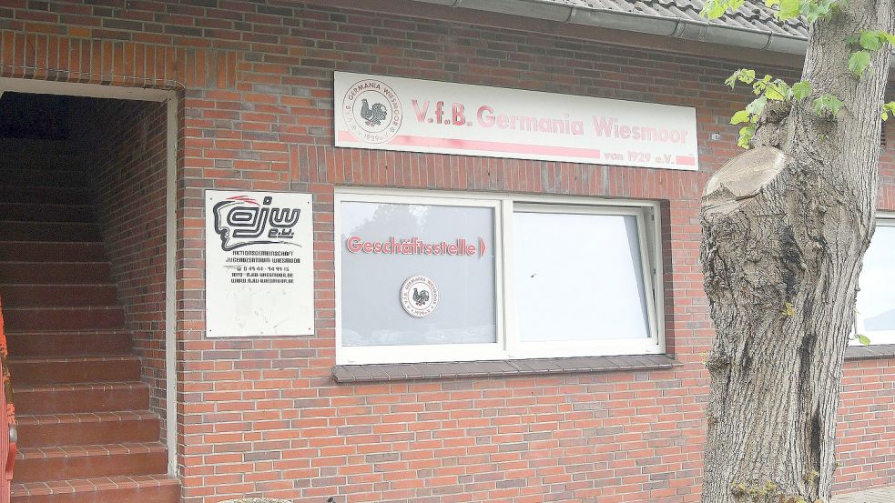In der Geschäftsstelle von Germania Wiesmoor dürfte es in jüngster Zeit so manche Diskussion über den Umgang mit den polizeilichen Ermittlungen gegen den früheren Geschäftsführer gegeben haben. Foto: Gerd-Arnold Ubben
