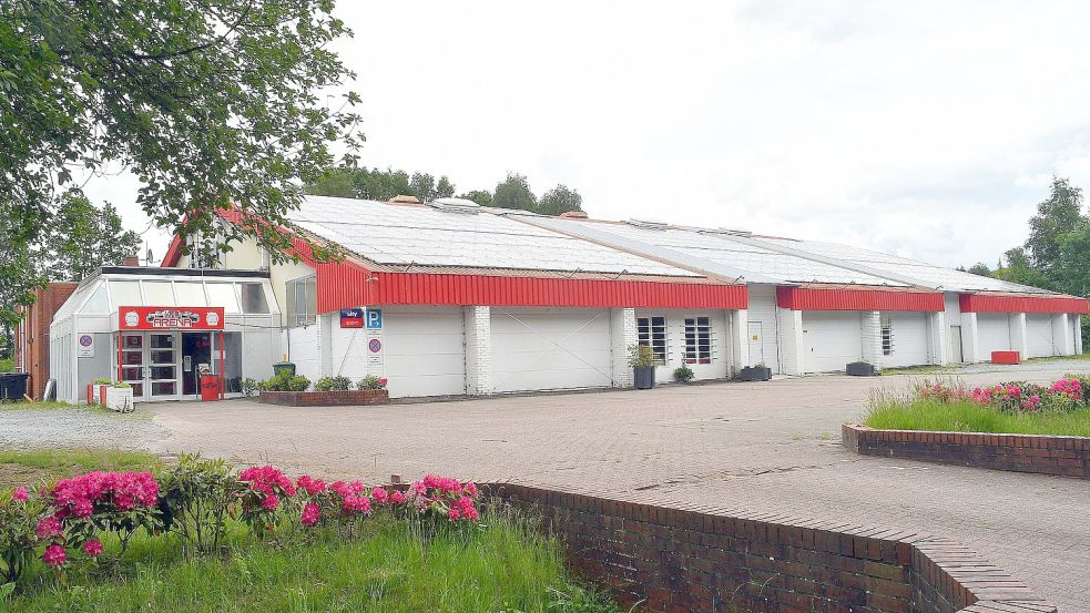 Die Soccerhalle in Wiesmoor, die am Dienstag von mehreren Beamten durchsucht wurde, heißt laut Beschilderung noch VfB-Arena. Der Verein betont, dass die Halle keinen Bezug mehr zum VfB habe. Foto: Gerd-Arnold Ubben