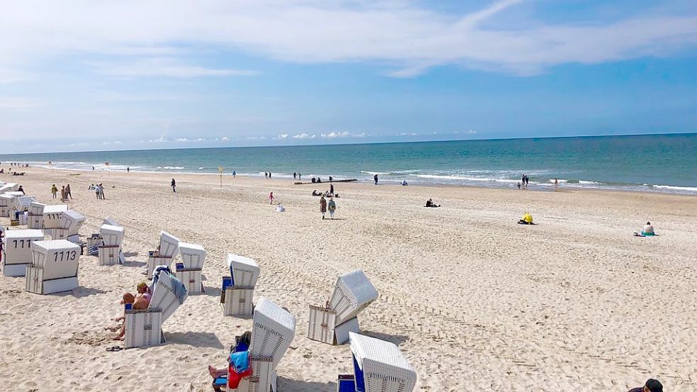Noch ist genügend Platz am Strand von Westerland auf Sylt. Mit dem 9-Euro-Ticket erreichbar gilt die Nordseeinsel als beliebter denn je. Foto: Ankea Janßen