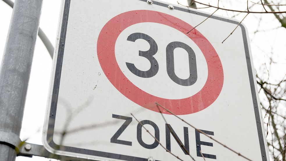 Die Stadt Aurich soll prüfen, in welchen sogenannten sensiblen Bereichen noch nicht Tempo 30 gilt. Foto: DPA