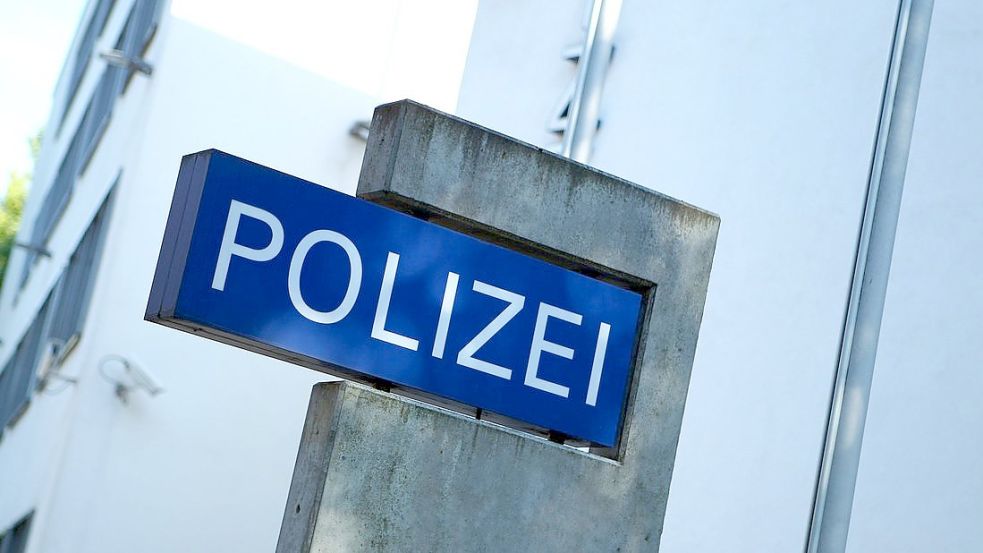 Schnell mal eine Polizeiwache samt Personal kaufen? Für ein 17-Jährigen aus Achim kein Problem, wie er Bundespolizisten bei seinem Aufenthalt auf der Wache erzählt. (Symbolbild) Foto: imago images/Hanno Bode
