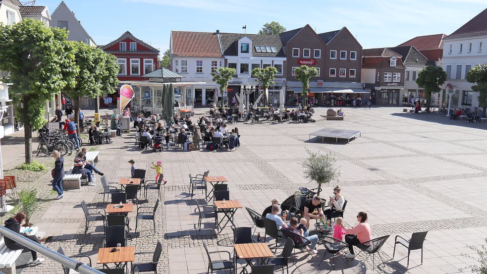 Den Auricher Marktplatz wollen die Kaufleute und die Politik mit Bäumen in Kübeln begrünen. Das geht laut Stadtverwaltung aber wegen des Platzmangels an Wochenmarkttagen nicht. Foto: Heino Hermanns