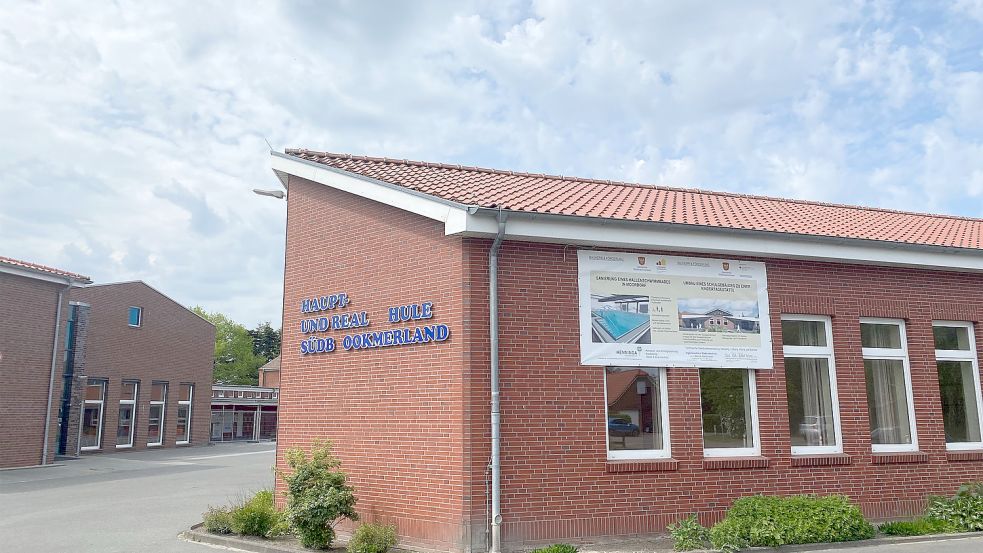 Das Gebäude der Haupt- und Realschule in Moordorf. Foto: Holger Janssen