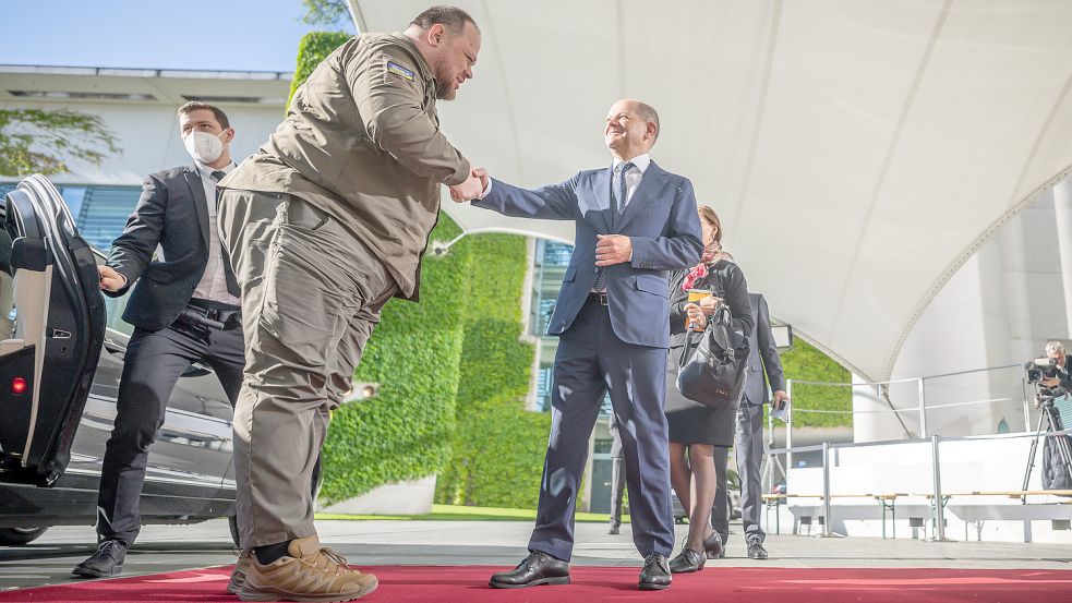 Empfang im Bundeskanzleramt: Olaf Scholz begrüßt den ukrainischen Parlamentspräsidenten Ruslan Stefantschuk. Foto: dpa