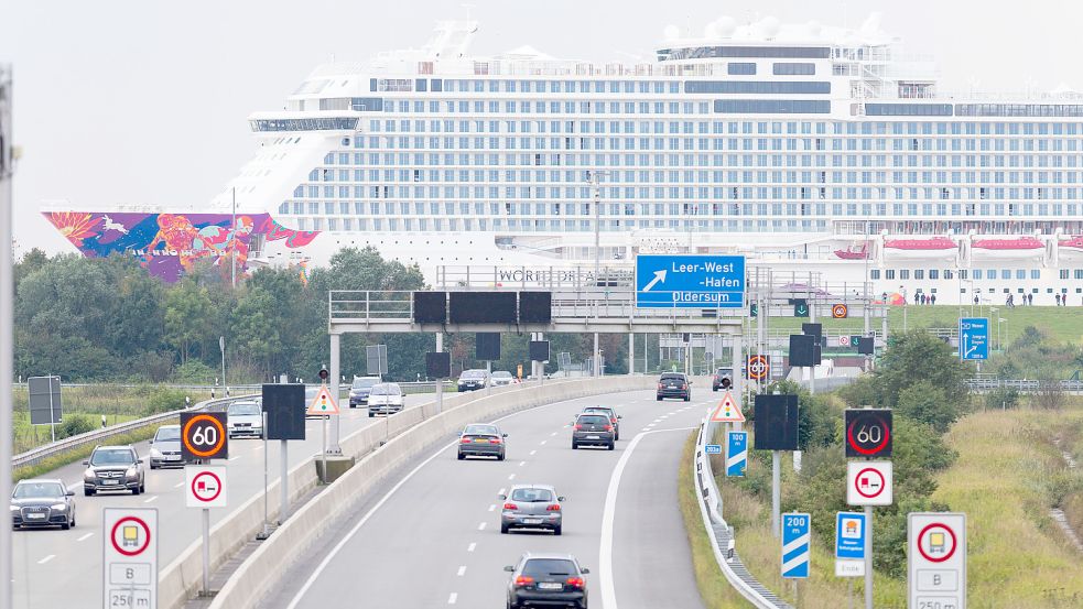 Der Emstunnel und die Anschlussstelle Leer-West im September 2017: Damals wurde das Kreuzfahrtschiff „World Dream“ der Meyer-Werft über die Ems zur Nordsee gefahren. Foto: DPA