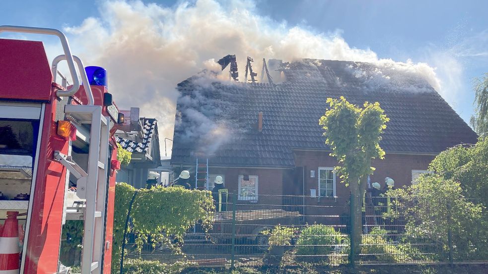 Aus dem Dach des Wohnhauses schlagen Flammen. Foto: Franziska Otto