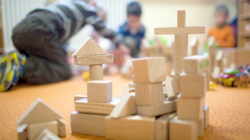 Bauklötze sind in einer Kindertagesstätte aufeinander gestapelt. Foto: DPA