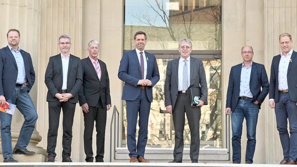 Männerrunde vor dem Landtag in Hannover (von links): Matthias Arends (Landtagsabgeordneter Emden/Norden), Dr. Dirk Lüerßen (Ems-Achse), Wilfried Bents (Pro B 210 n), Umweltminister Olaf Lies, Hinrich Tjaden, Dr. Udo Fecht (Pro B 210 n) und Wiard Siebels.Foto: privat