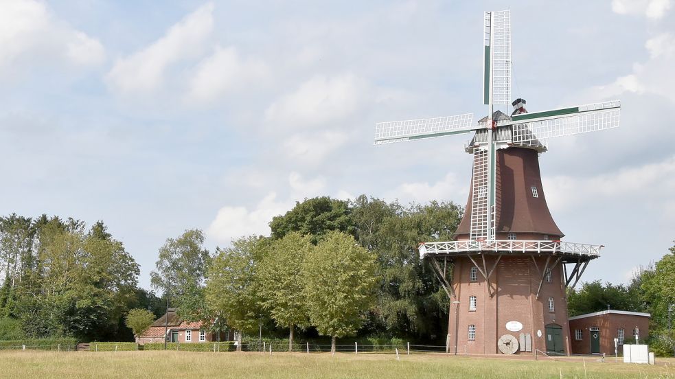 Wenige Meter weiter steht die Sterrenbergsche Mühle, die weithin zu sehen ist. Sie ist am Mühlentag zu besichtigen. Die Holländermühle braucht bald eine neue Galerie. Foto: Thomas Dirks